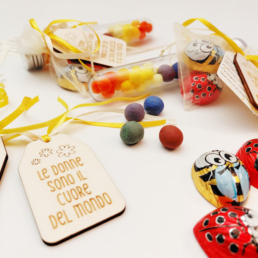 Dettaglio del set con provetta e cioccolatini a forma di ape e coccinella, regalo Festa della Donna