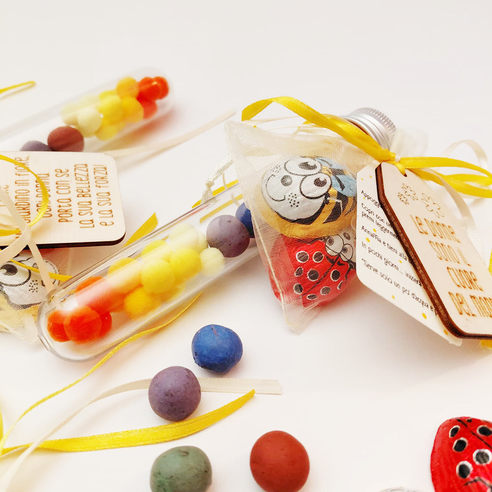 Dettaglio provetta confezionata con nastri gialli e tag in legno personalizzabile, idea regalo Festa della Donna