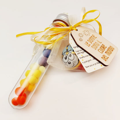 Provetta regalo per Festa della Donna con tag in legno “Le donne sono il cuore del mondo” e dettagli della confezione