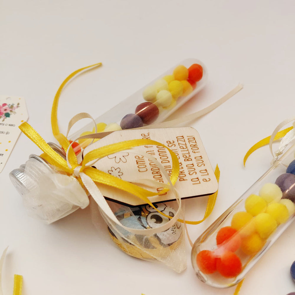 Provetta Festa della Donna con tag in legno e cartoncino istruzioni, confezionata con nastro giallo