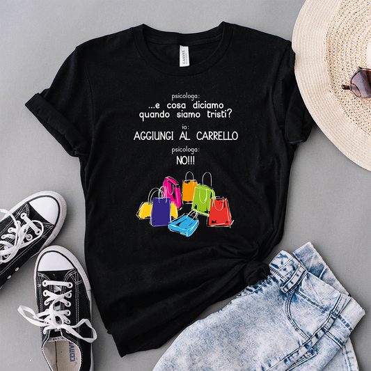 La T-shirt Psicologa de Il mio negozio è caratterizzata da shopping bag colorate e testo in italiano su una t-shirt nera: un regalo originale o perfetto per gli amanti delle magliette personalizzate, da abbinare a pantaloncini e scarpe.