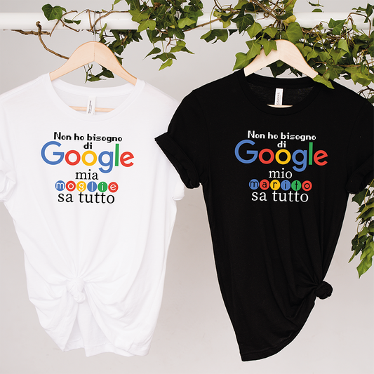 Due T-shirt Sa tutto di Il mio negozio su appendini con testo in italiano: "Non hai bisogno di Google, il tuo partner sa tutto.
