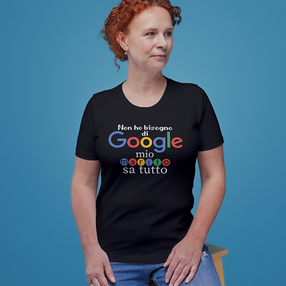 Una donna indossa la "T-shirt Sa tutto" de Il mio negozio, una maglietta nera personalizzata con un testo in italiano che ricorda il logo di Google, dicendo che suo marito sa tutto.