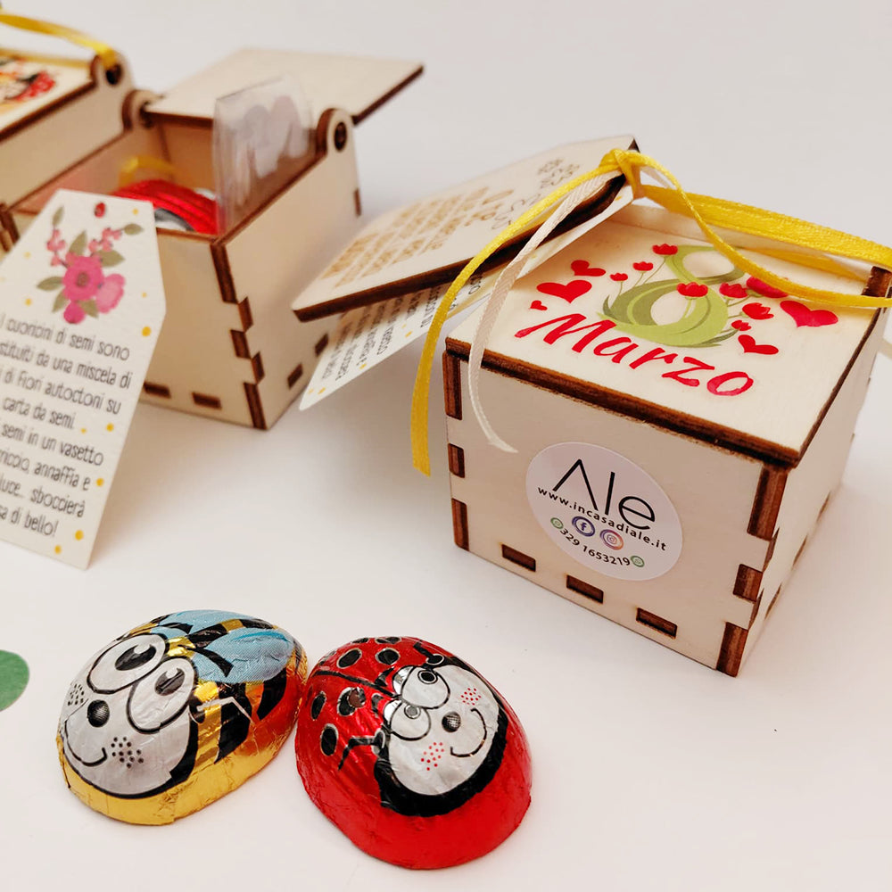 Scatolina in legno Festa della Donna con cioccolatini ape e coccinella e confezione pronta da regalare