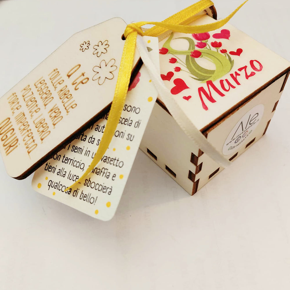 Scatolina Festa della Donna con coperchio 8 Marzo, tag in legno con dedica e tag istruzioni per seminare i cuoricini