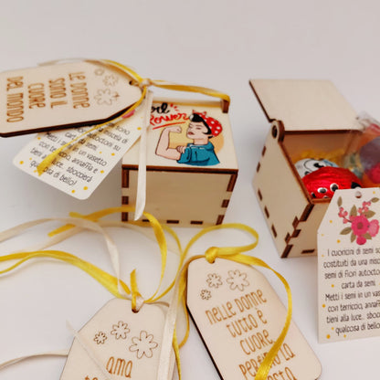 Tag in legno con dedica per Festa della Donna abbinata a scatolina in legno con cuoricini piantabili e cioccolatini