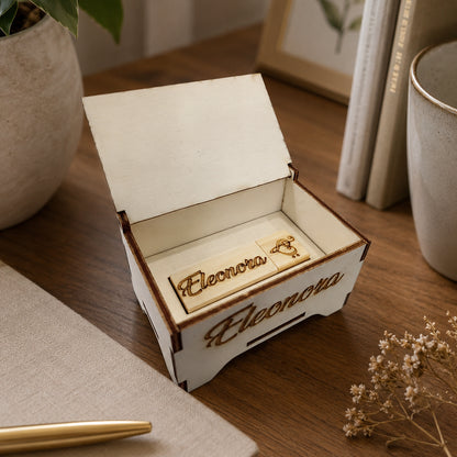 Scatolina in legno personalizzata con nome e chiavetta USB in bambù incisa