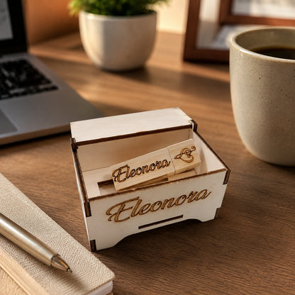 Scatolina in legno personalizzata con nome dedica e chiavetta USB in bambù incisa