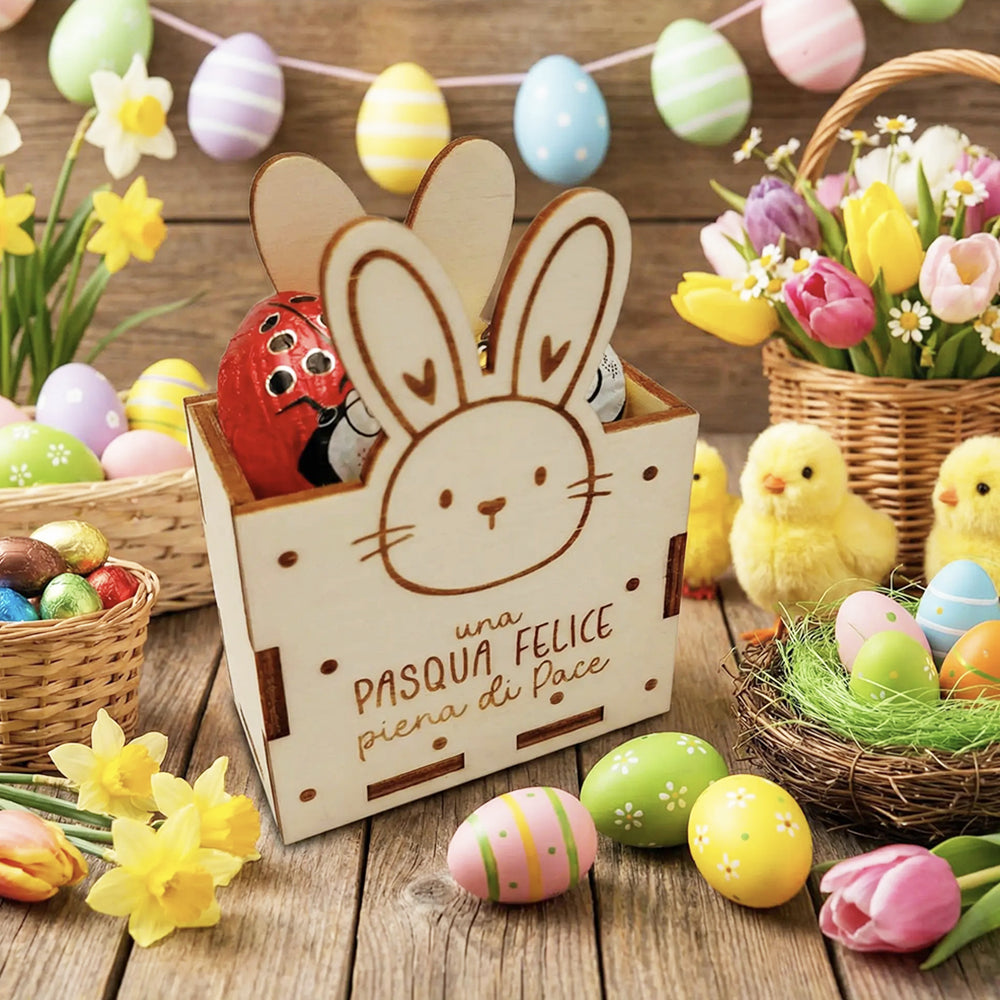 Scatolina di Pasqua in legno con coniglietto inciso in ambientazione pasquale con uova colorate e fiori