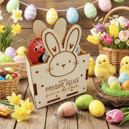Scatolina di Pasqua in legno con coniglietto inciso in ambientazione pasquale con uova colorate e fiori
