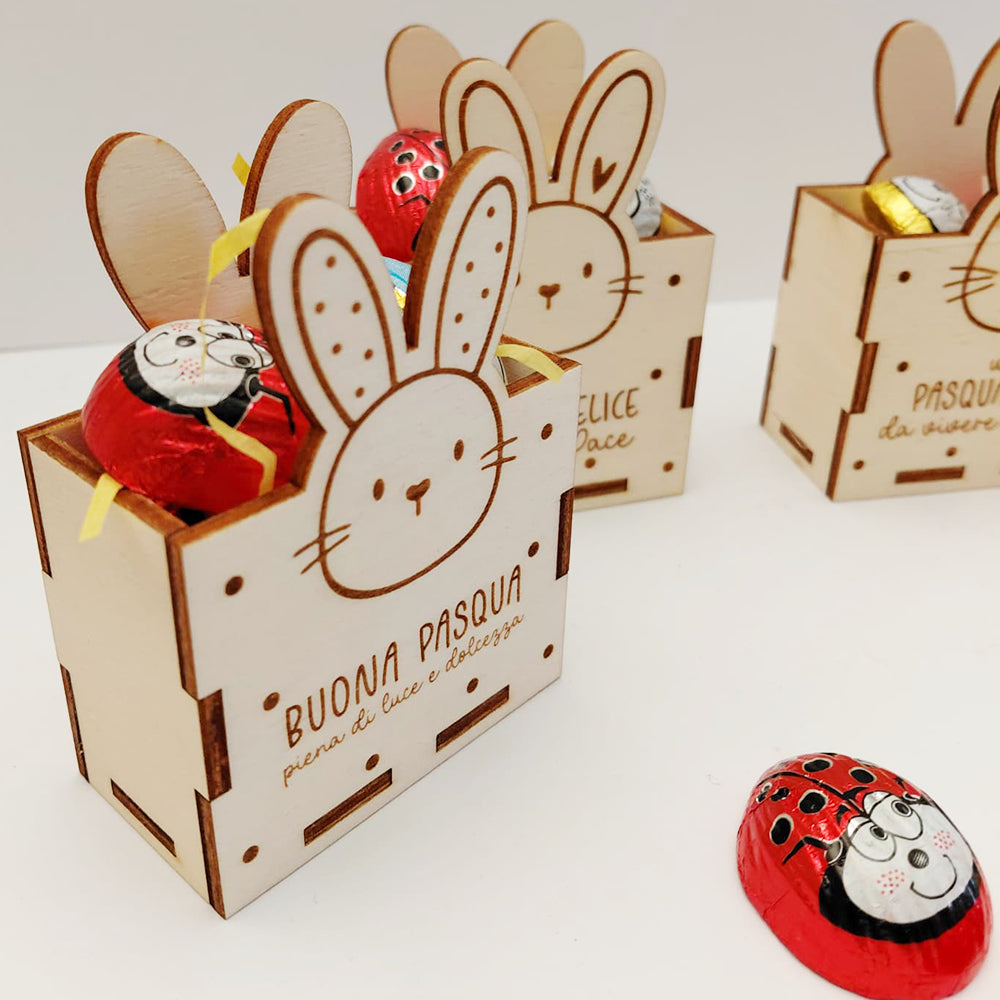 Scatolina di Pasqua in legno con coniglietto inciso, frase Buona Pasqua e cioccolatini assortiti