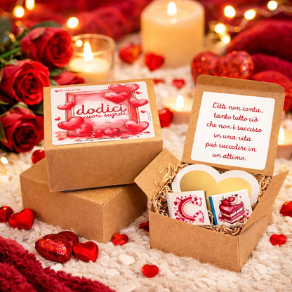 “Scatola Dodici Cuori Segreti aperta con paglia kraft, cuore decorativo e cioccolatini