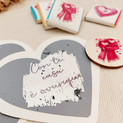 Cuori in cartoncino panna effetto canvas con adesivo gratta e vinci applicato