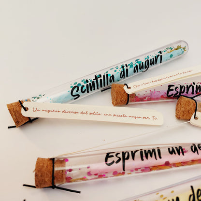 Ampollina dei Desideri azzurra con scritta Scintilla di auguri, paiettes abbinate e tag con frase, in scatolina kraft