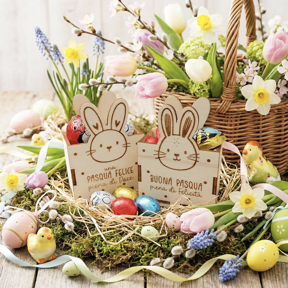 Scatoline di Pasqua in legno con coniglietto inciso in ambientazione con cestino, fiori e decorazioni pasquali
