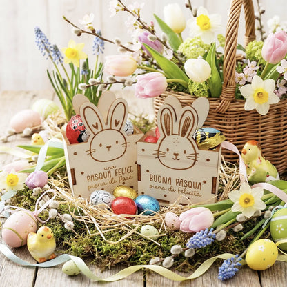 Scatoline di Pasqua in legno con coniglietto inciso in ambientazione con cestino, fiori e decorazioni pasquali