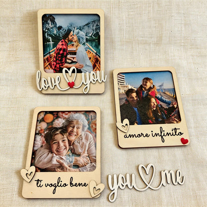 Set di cornici in legno personalizzate con foto e frasi, su sfondo in tessuto neutro