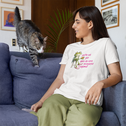 Donna con t-shirt bianca con frase ironica anche voi per abito da sera intendete il pigiama e gatto sul divano