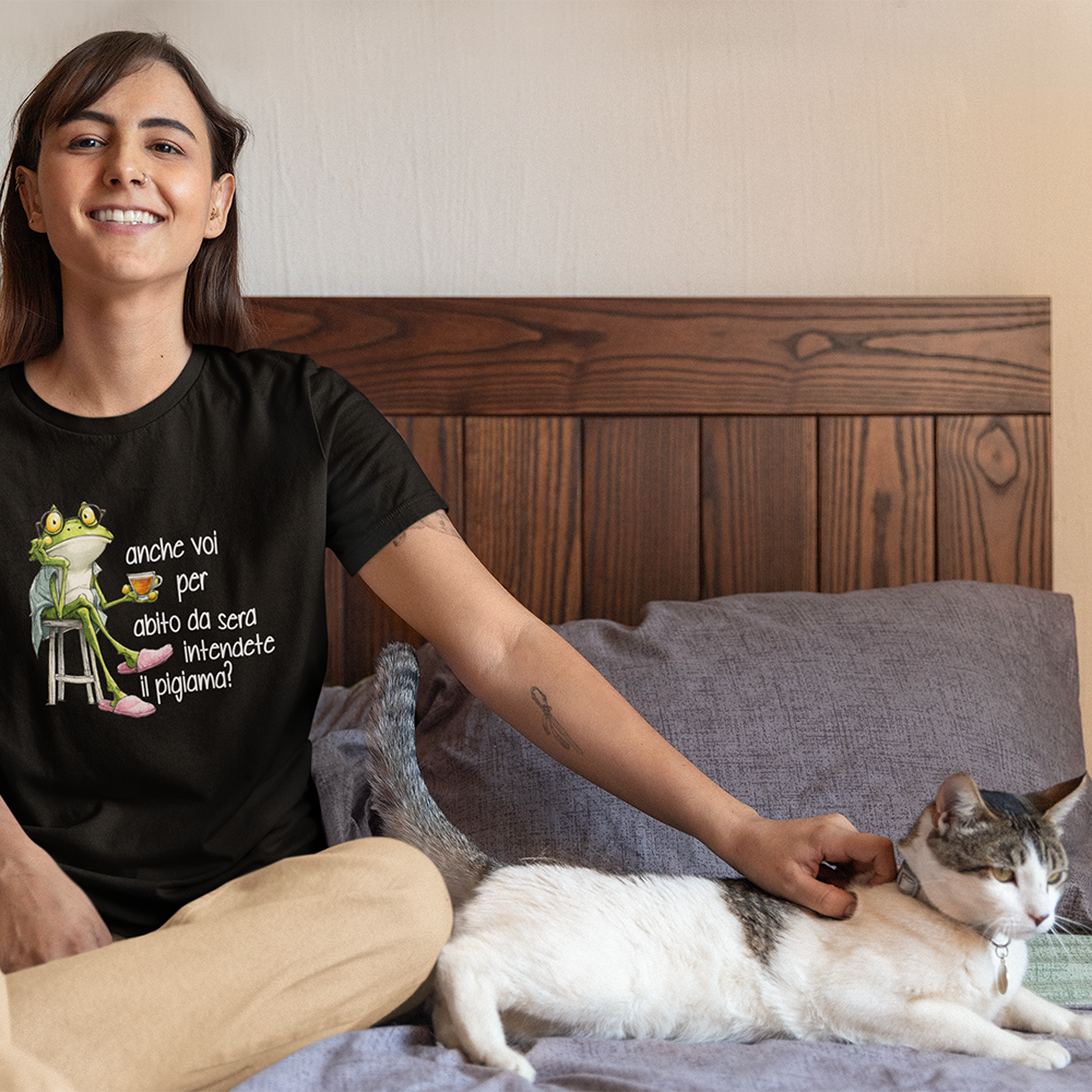 Donna con t-shirt nera con frase ironica sul pigiama mentre gioca con il gatto