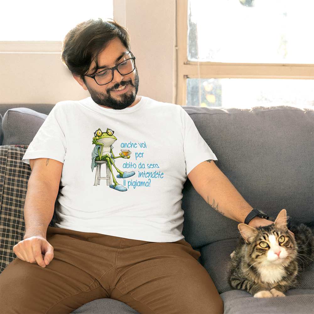 Uomo con t-shirt bianca con grafica ranocchia e frase ironica abito da sera pigiama
