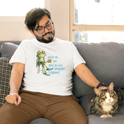 Uomo con t-shirt bianca con grafica ranocchia e frase ironica abito da sera pigiama