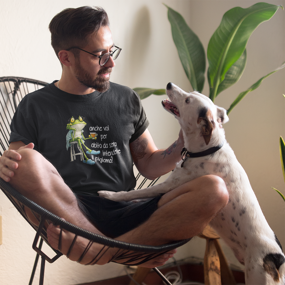 Uomo con t-shirt nera con grafica ranocchia e frase divertente sul pigiama accanto al cane
