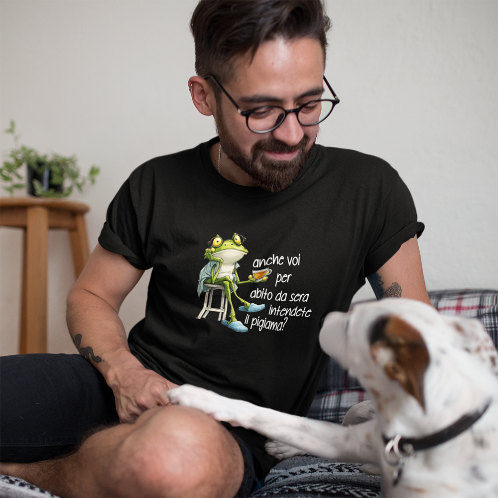 Uomo con t-shirt nera con frase ironica sul pigiama e cane in casa