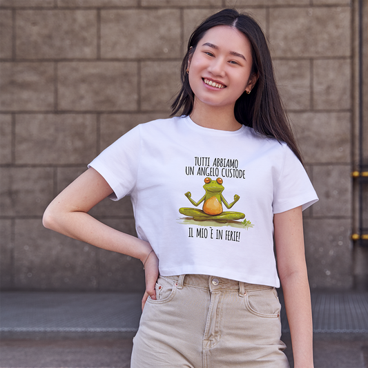 Donna con T-shirt bianca Angelo Custode con rana yoga e grafica ironica