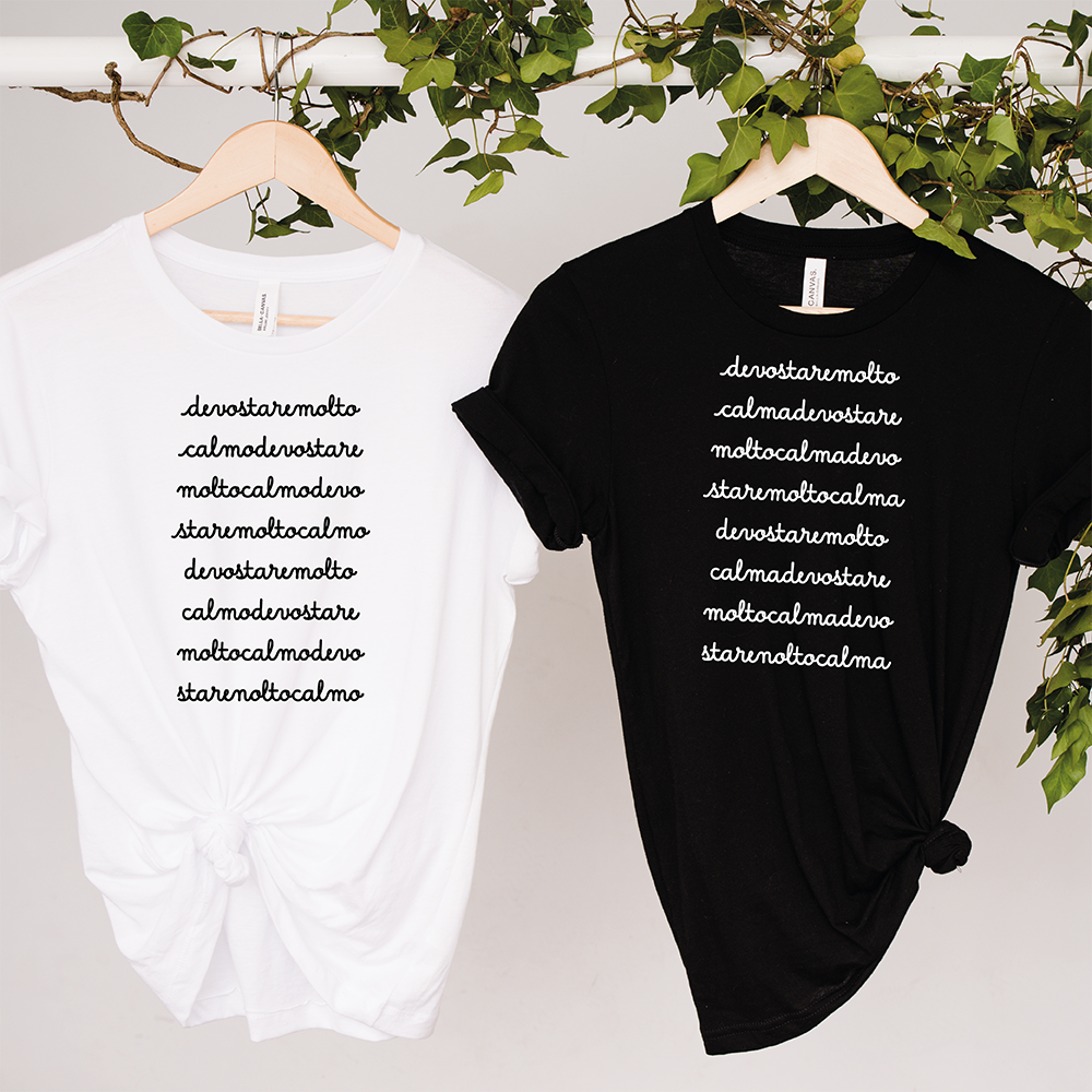 T-shirt bianca e nera Devo stare molto calma o calmo con frase ironica