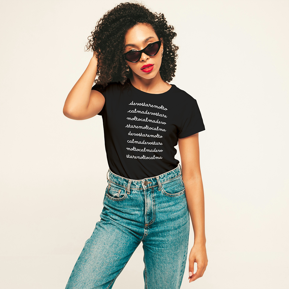 Donna con T-shirt nera Devo stare molto calma con grafica ironica