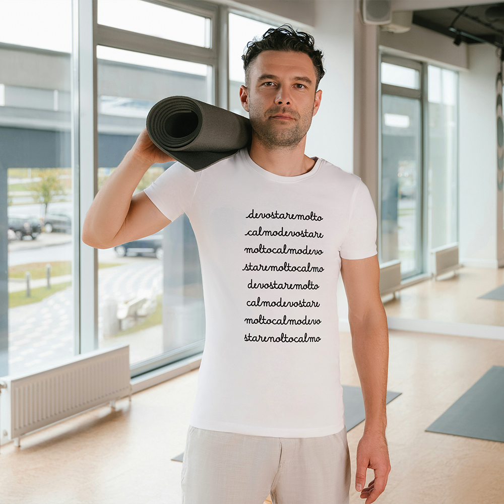 Uomo con T-shirt bianca Devo stare molto calmo con frase ironica