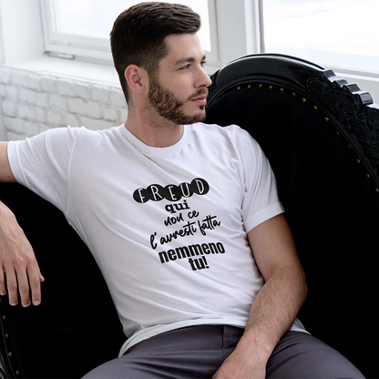 Uomo con T-shirt bianca Freud con grafica sarcastica