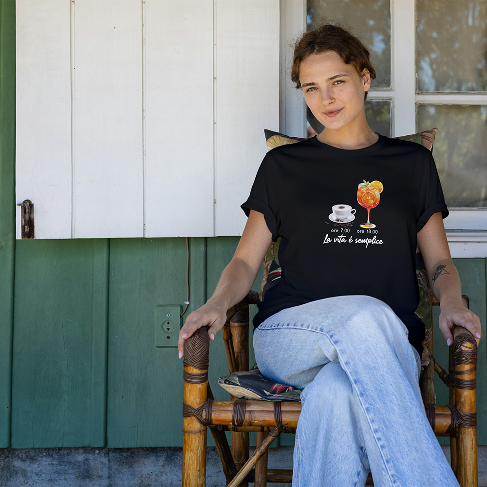 Donna con T-shirt nera La vita è semplice con grafica aperitivo