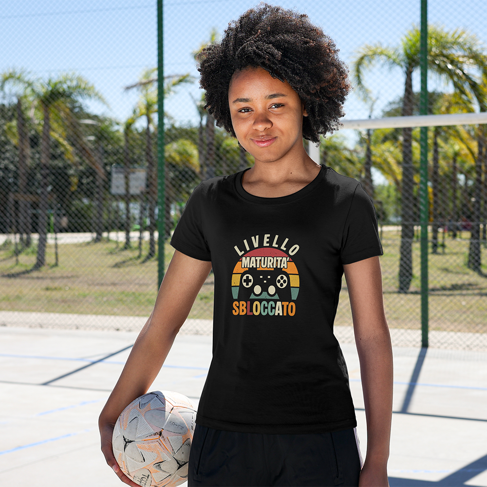 Studente con t-shirt bianca Maturità superata, regalo personalizzato per maturando