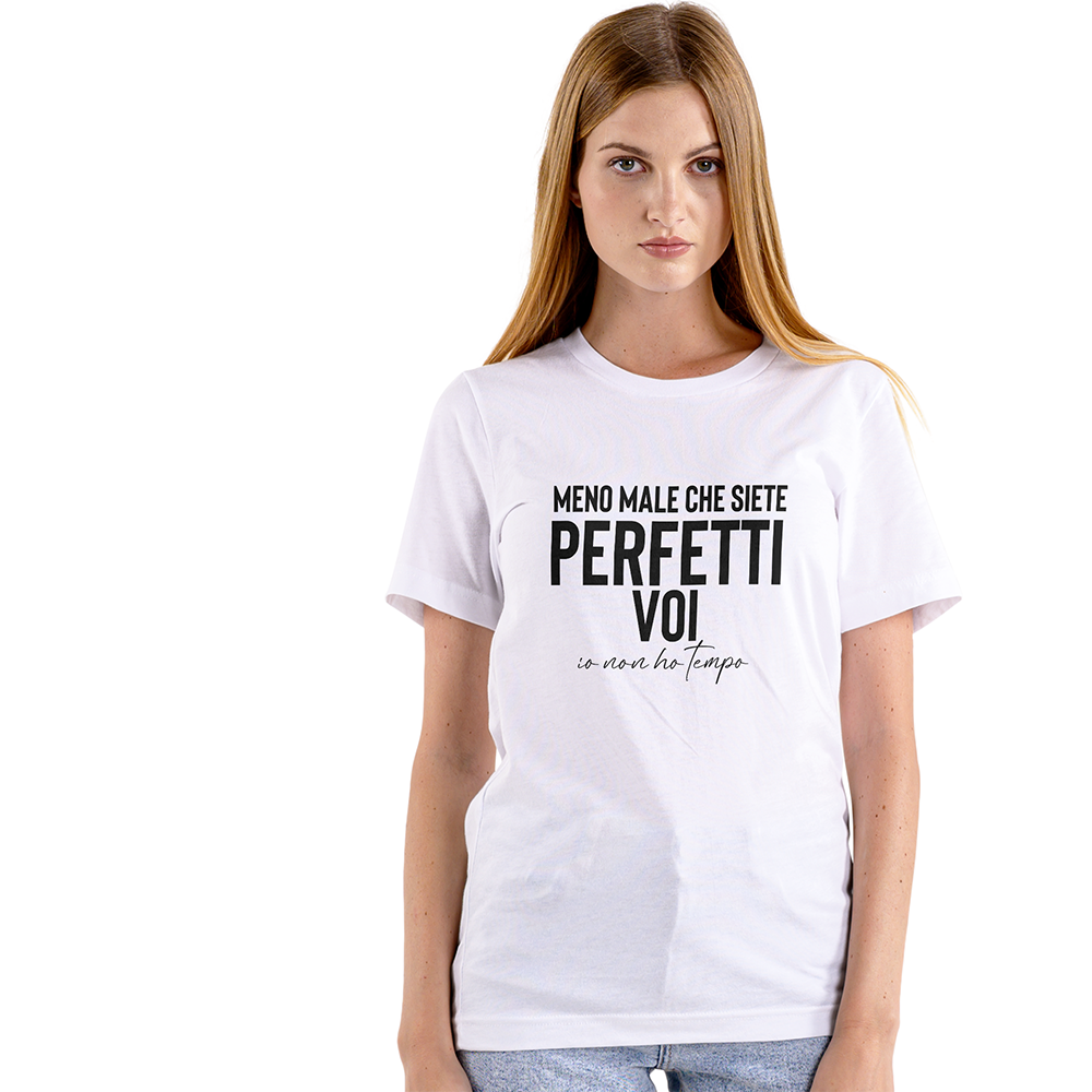 Donna con T-shirt bianca Meno male che siete perfetti voi con grafica ironica
