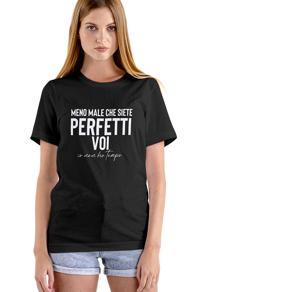Donna con T-shirt nera Meno male che siete perfetti voi con frase sarcastica