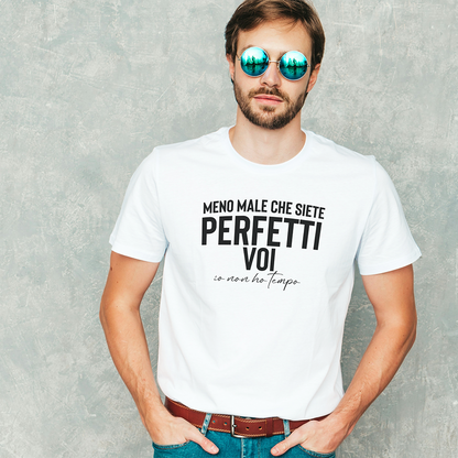 Uomo con T-shirt bianca Meno male che siete perfetti voi con frase ironica