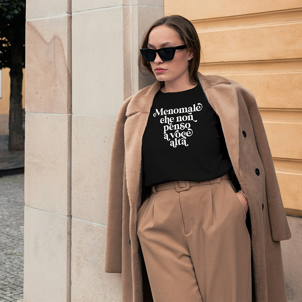 Donna con T-shirt nera Menomale che non penso a voce alta con frase sarcastica