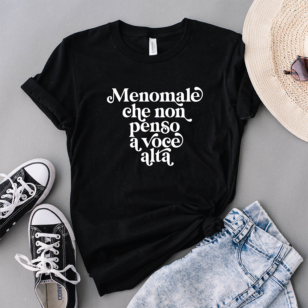 T-shirt nera Menomale che non penso a voce alta con frase ironica