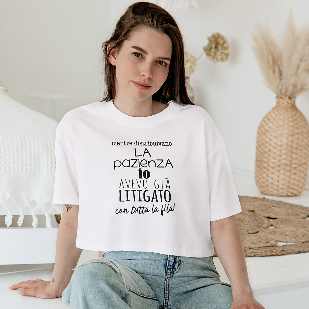 Donna con T-shirt bianca Mentre distribuivano la pazienza con grafica ironica