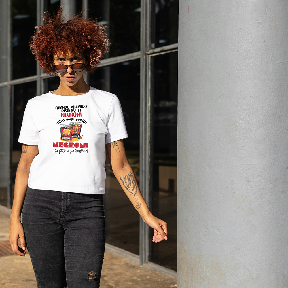 Donna con T-shirt bianca Neuroni Negroni con frase divertente