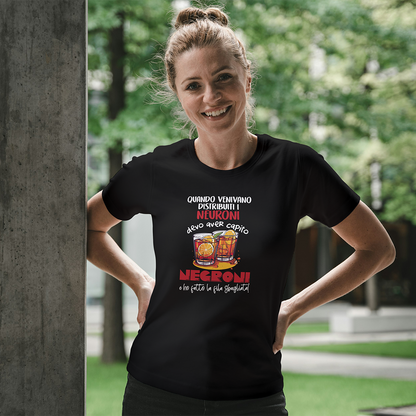 Donna con T-shirt nera Neuroni Negroni con grafica aperitivo