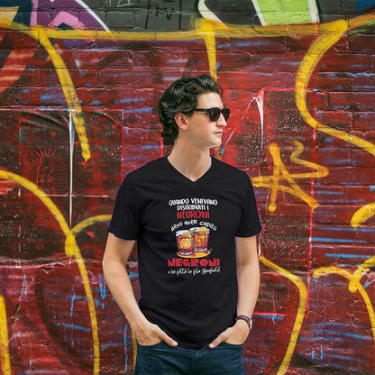 Uomo con T-shirt nera Neuroni Negroni con frase ironica