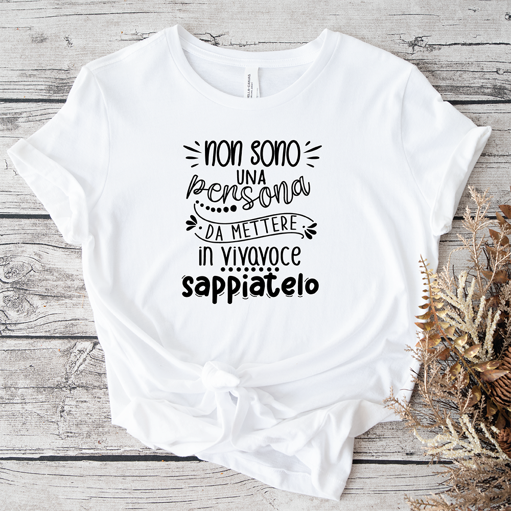 T-shirt bianca Non sono una persona da mettere in vivavoce con frase ironica
