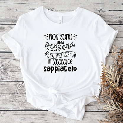 T-shirt bianca Non sono una persona da mettere in vivavoce con frase ironica