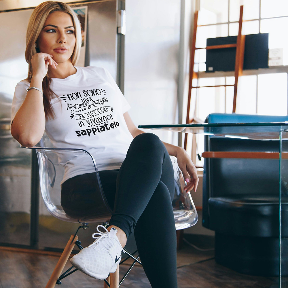 Donna con T-shirt bianca Non sono una persona da mettere in vivavoce con grafica ironica