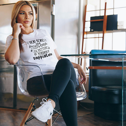 Donna con T-shirt bianca Non sono una persona da mettere in vivavoce con grafica ironica