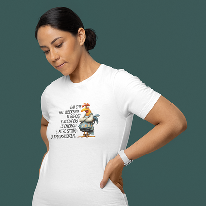 Donna con t-shirt bianca con grafica ironica gallina dedicata al weekend