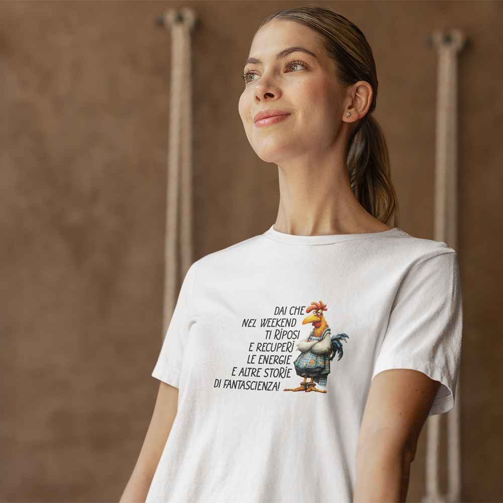 Donna con t-shirt bianca con frase ironica sul weekend e grafica gallina