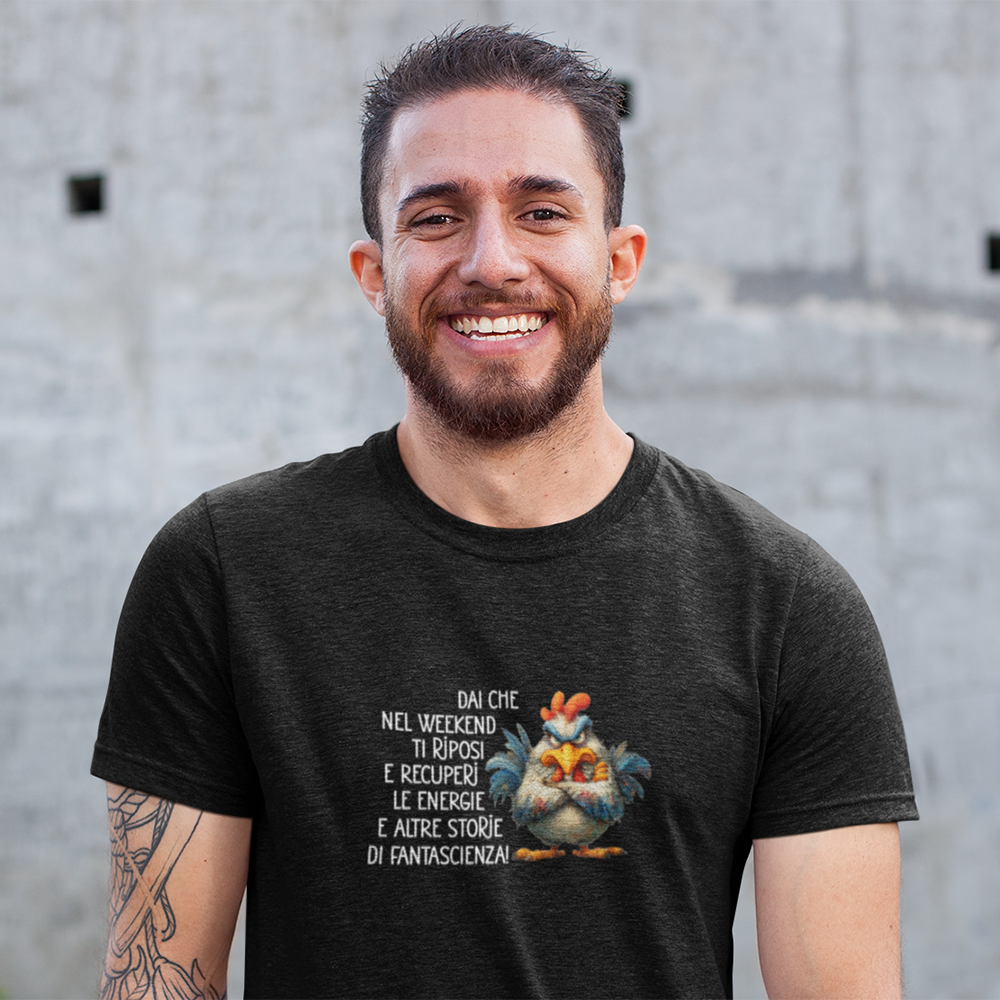 Uomo sorridente con t-shirt nera con frase ironica weekend riposo e fantascienza